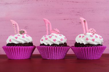 Yüksek topuk ayakkabı ile pembe cupcakes