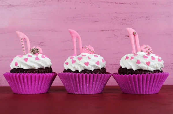 Cupcakes rosa com sapatos de salto alto — Fotografia de Stock