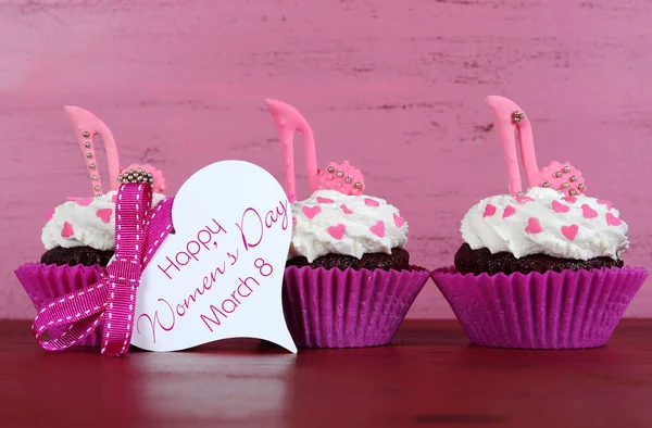 Cupcakes rosa com sapatos de salto alto — Fotografia de Stock