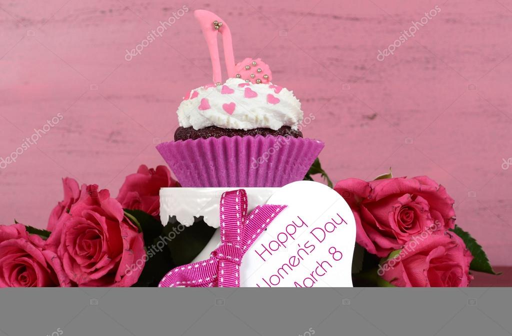 wenselijk invoegen stopverf Roze cupcakes met hoge hak schoenen ⬇ Stockfoto, rechtenvrije foto door ©  amarosy #64879973