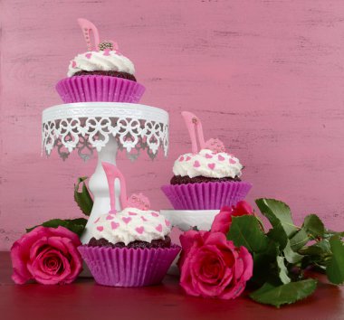 Yüksek topuk ayakkabı ile pembe cupcakes