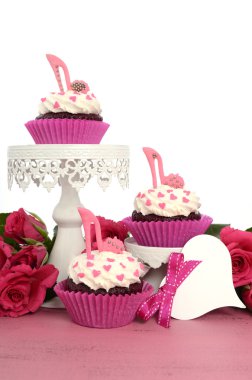 Yüksek topuk ayakkabı ile pembe cupcakes
