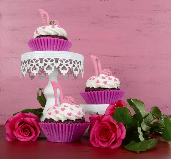 Cupcakes rosa com sapatos de salto alto — Fotografia de Stock