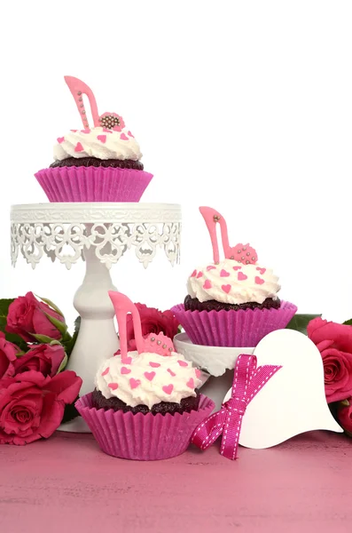 Cupcakes roses avec des chaussures à talons hauts — Photo