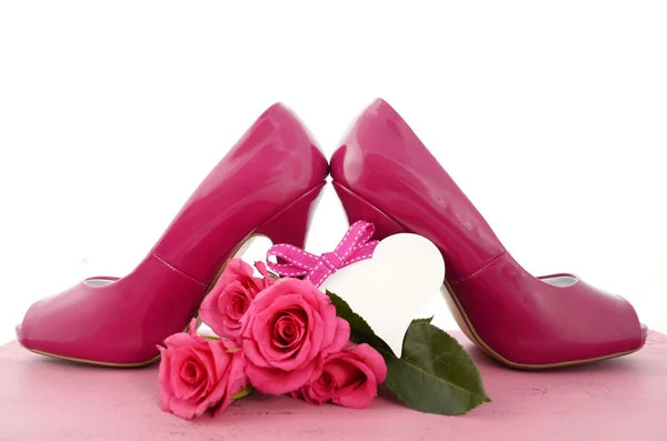 Tacones altos rosados con rosas — Foto de Stock