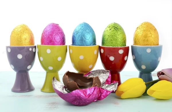 Frohe Ostern bunte Eier in Eierbechern. — Stockfoto