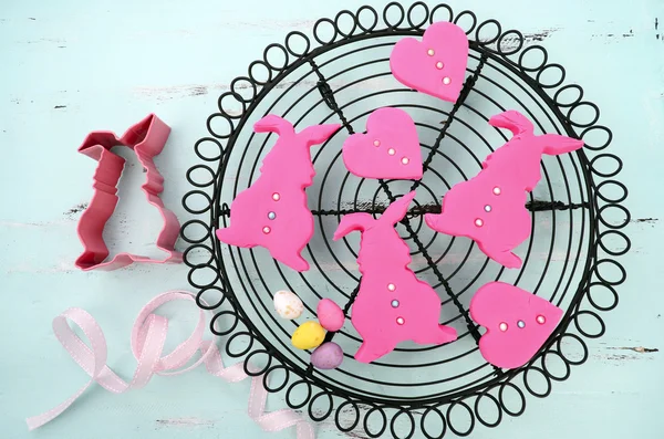 Selamat kue kelinci merah muda paskah — Stok Foto