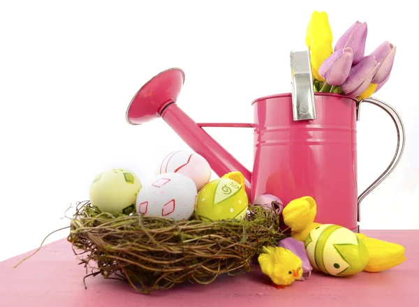 Frohe Ostern Gießkanne, Blumen und Ostereier. — Stockfoto