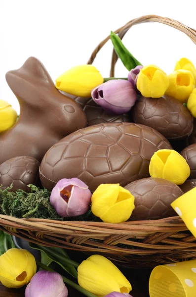 Szczęśliwe Wielkanoc czekoladowe zające i jaj w utrudniać kosz. — Zdjęcie stockowe