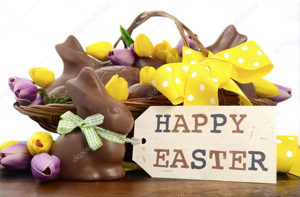 Happy Easter chocolate bunnies and eggs in hamper basket. — Stock Photo