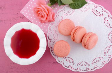 Pembe ahşap masa üzerinde çilek Macaroons