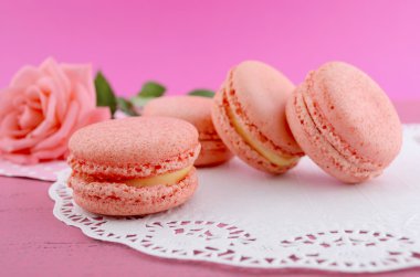 Pembe ahşap masa üzerinde çilek Macaroons