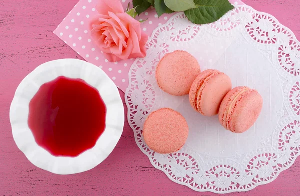 Capsuni Macaroons pe masa de lemn roz — Fotografie, imagine de stoc