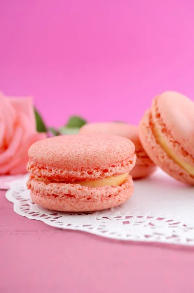 Strawberry Macaroons on pink wood table — Stock Photo, Image