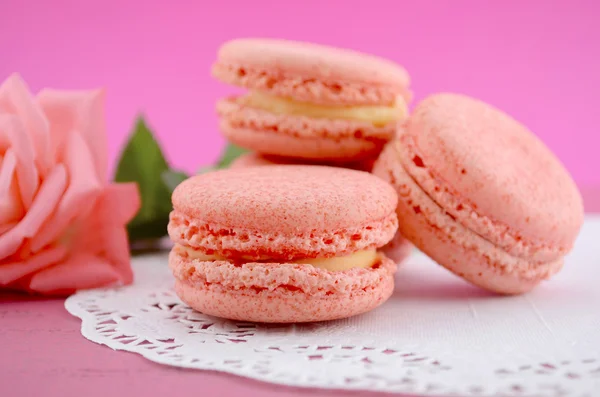 Strawberry Macaroons on pink wood table — Stock Photo, Image