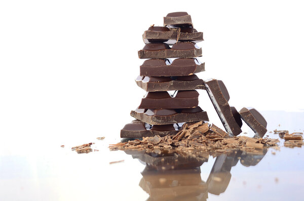 Пачка шоколада на зеркальном стекле
