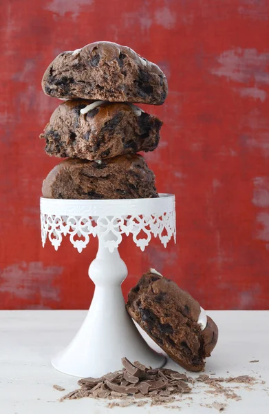 Bolos de frutas de chocolate no carrinho de bolo branco — Fotografia de Stock