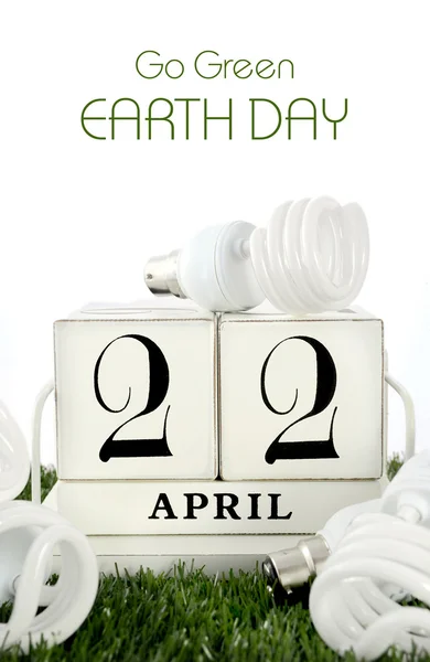 Tag der Erde, 22. April, Konzept mit Energiesparlampen. — Stockfoto