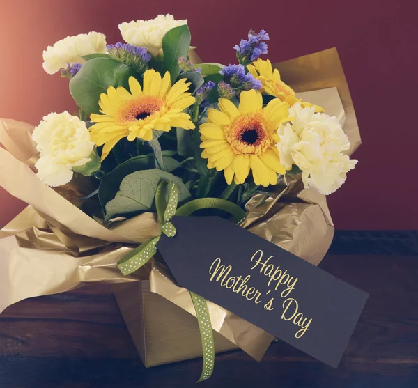 Glückliches Muttertagsgeschenk Frühlingsblumen auf dunklem Holztisch. — Stockfoto