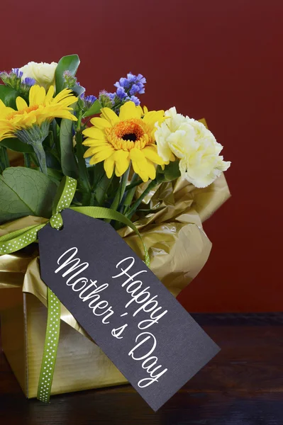 Happy Mothers Day gift of Spring Flowers on dark wood table. — Stock Photo, Image