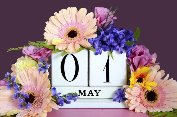 Glad första maj kalender med blommor. — Stockfoto