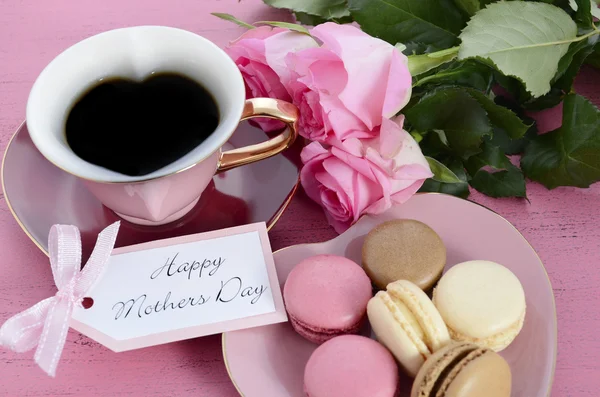 Feliz Dia das Mães Rosas cor-de-rosa e copo de chá em forma de coração . — Fotografia de Stock