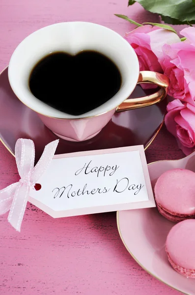 幸福的母亲一天粉红玫瑰和心形状的茶杯. — 图库照片