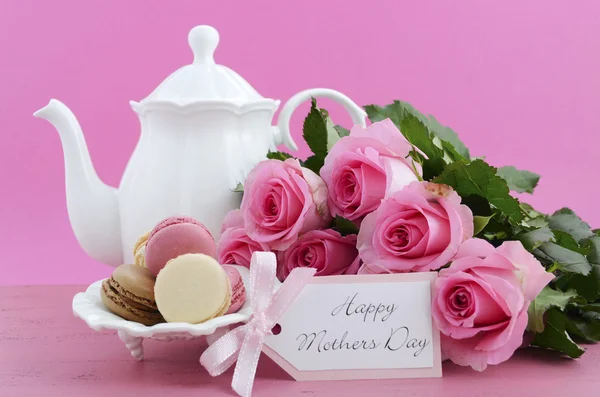 Ροζ τριαντάφυλλα ημέρας ευτυχισμένη μητέρες και τσάι ρύθμιση. — Φωτογραφία Αρχείου