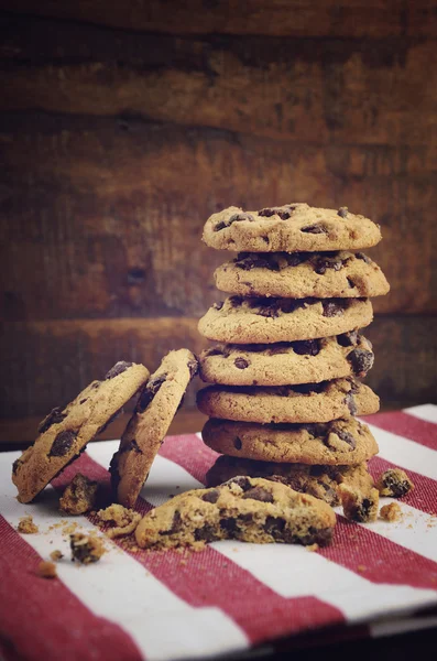 Cookies aux pépites de chocolat sur fond de bois foncé . — Photo