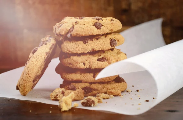 Galletas de chispas de chocolate sobre fondo de madera oscura . —  Fotos de Stock