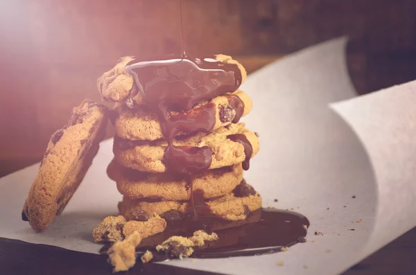 Chocolate Chip Cookies auf dunklem Holz Hintergrund. — Stockfoto