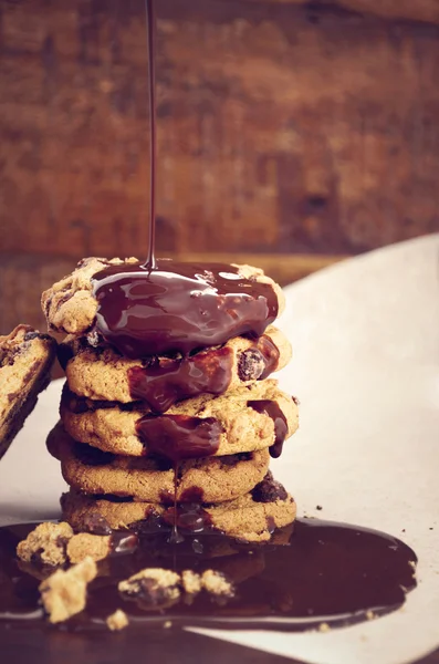 Chocolate Chip Cookies em fundo de madeira escura . — Fotografia de Stock