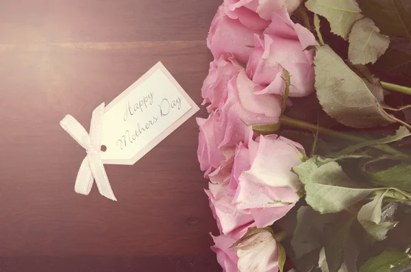 Festa della Mamma rose rosa su tavolo rustico in legno scuro . — Foto Stock