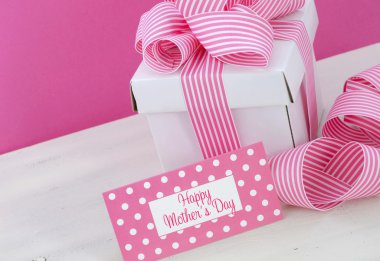 Mutlu anneler günü beyaz hediye kutusu ile pembe çizgili şerit. 