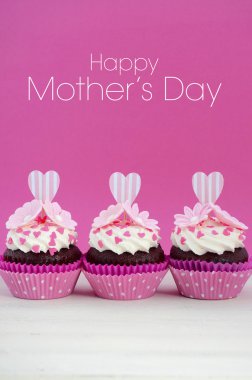 Mutlu anneler günü pembe ve beyaz top kek.