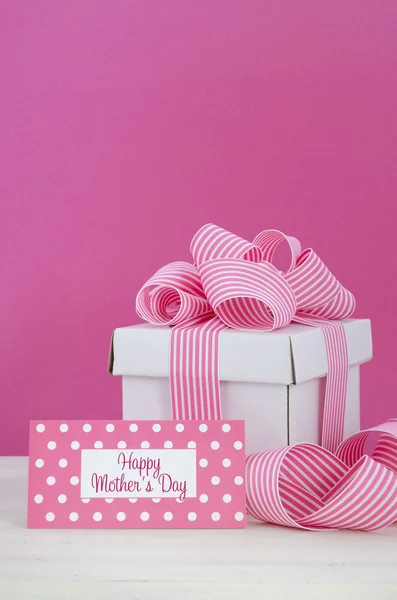 Happy Mothers Day white gift box with pink stripe ribbon. — Stock Photo, Image