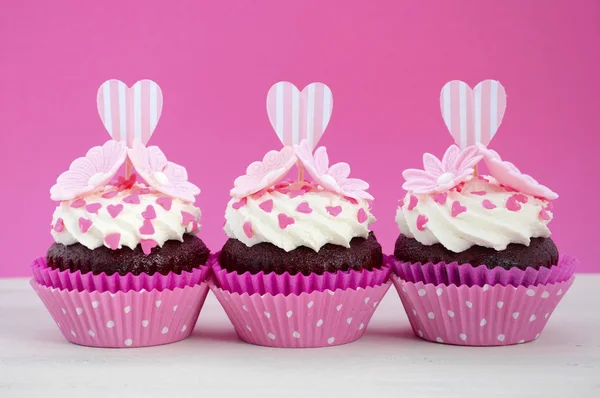 Happy Mothers Day pink and white cupcakes. — Stock Photo, Image