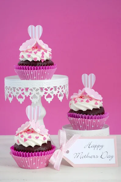 Happy Mothers Day pink and white cupcakes. — Stock Photo, Image