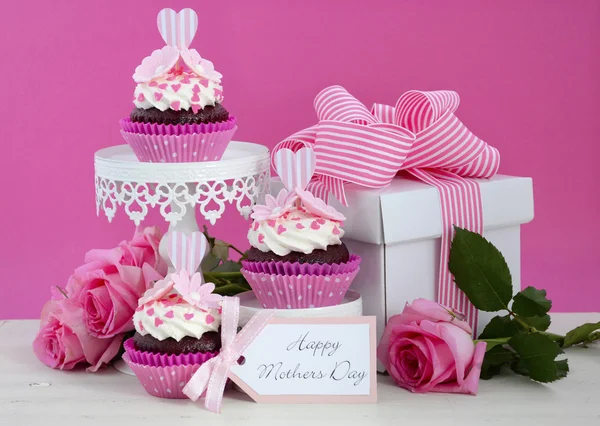 Feliz Dia das Mães cupcakes rosa e branco . — Fotografia de Stock