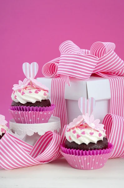 Happy Mothers Day pink and white cupcakes. — Stock Photo, Image