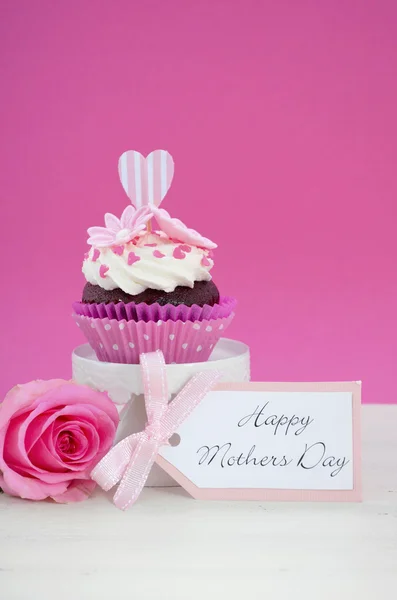 Happy Mothers Day pink and white cupcake. — Stock Photo, Image