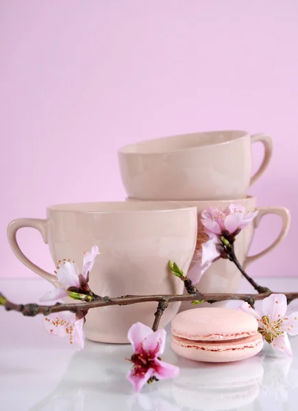Розовое макаронное печенье с винтажными чашками — стоковое фото