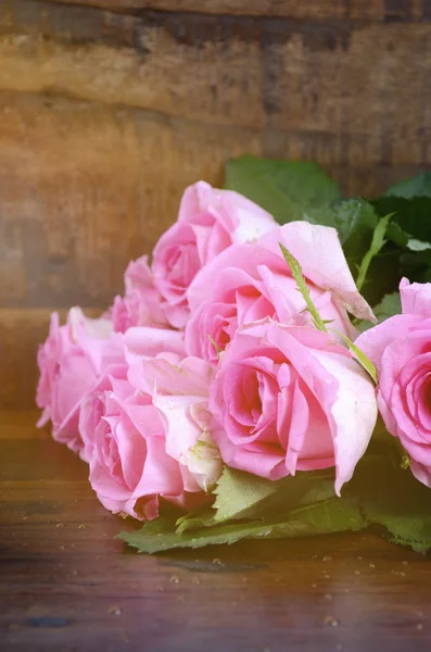 Vintage Pink Roses on Dark Wood Background. — Stock Photo, Image