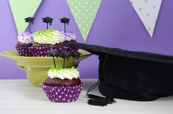 Fiesta verde y púrpura del día de la graduación — Foto de Stock