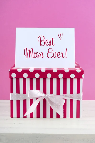 Glücklicher Muttertag rosa und weißes Geschenk mit Grußkarte. — Stockfoto