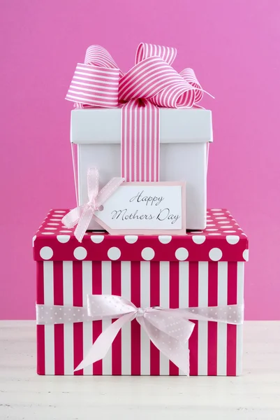 Feliz Día de las Madres regalo rosa y blanco con tarjeta de felicitación . —  Fotos de Stock