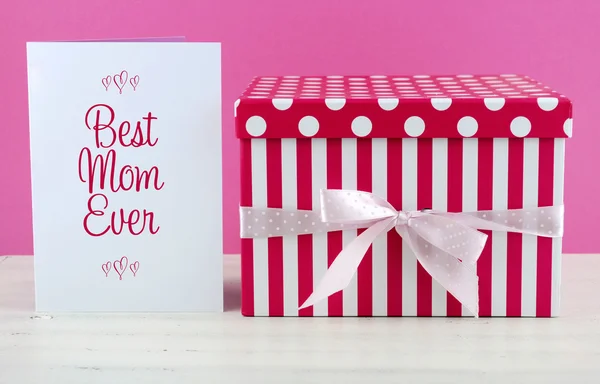 Happy Mothers Day pink and white gift with greeting card. — Stock Photo, Image