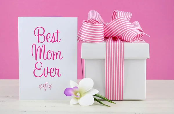 Glücklicher Muttertag rosa und weißes Geschenk mit Grußkarte. — Stockfoto