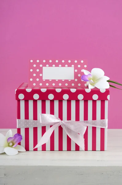 Feliz Día de las Madres regalo rosa y blanco con tarjeta de felicitación . — Foto de Stock