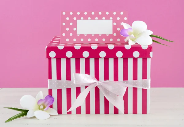 Feliz Día de las Madres regalo rosa y blanco con tarjeta de felicitación . —  Fotos de Stock